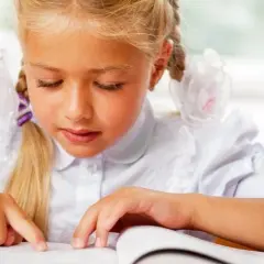 Skuteczne metody, jak nauczyć czytać dziecko z dysleksją bez frustracji