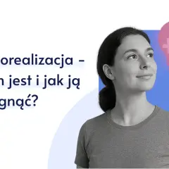 Kobieta patrzy w górę obok ikony żarówki z puzzlami.