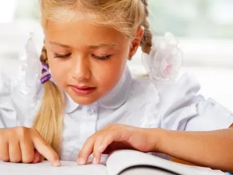 Skuteczne metody, jak nauczyć czytać dziecko z dysleksją bez frustracji