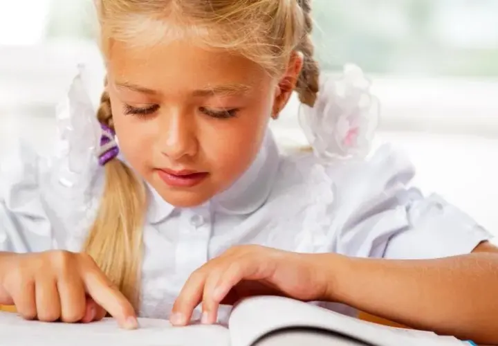Skuteczne metody, jak nauczyć czytać dziecko z dysleksją bez frustracji