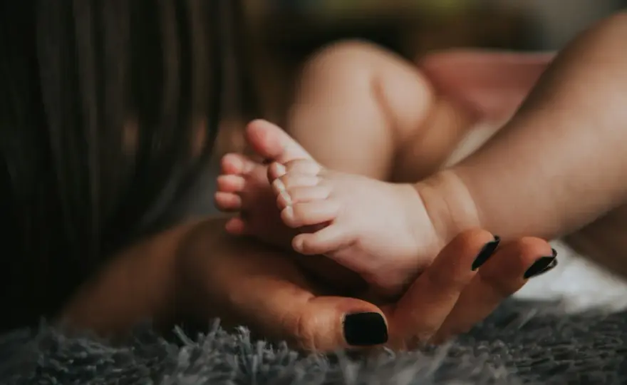 Objawy drugiego skoku rozwojowego: co może niepokoić rodziców?